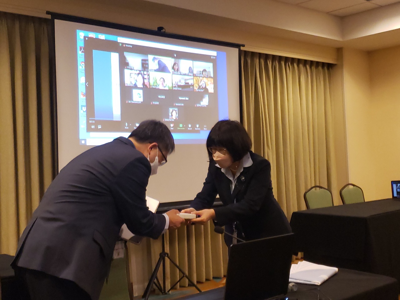 Meeting between the KSEA President and the KOWFST President